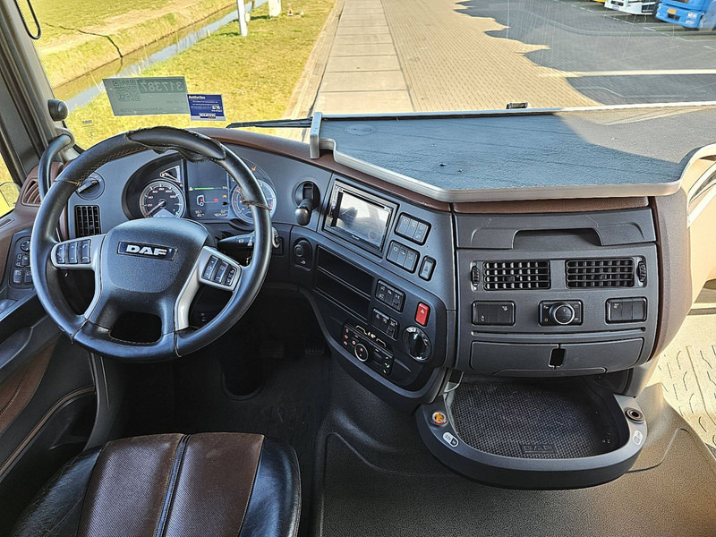 Interior photo 2: Hook lift truck DAF XF 480 FAN
