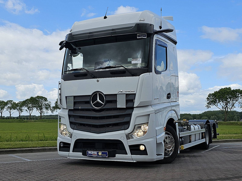 Container transporter/ Swap body truck Mercedes-Benz ACTROS 2545 LS: picture 1