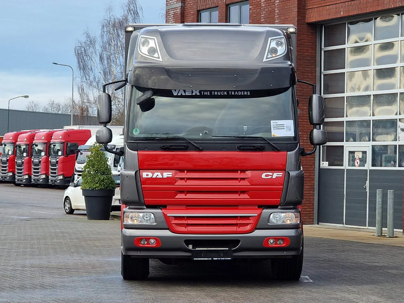 DAF CF 360 SpaceCab 6x2*4 - Menke Janzen Livestock 1 deck 20.78M2 - Steering axle - Euro 5 - Livestock truck: picture 3 DAF CF 360 SpaceCab 6x2*4 - Menke Janzen Livestock 1 deck 20.78M2 - Steering axle - Euro 5 - Livestock truck: picture 3