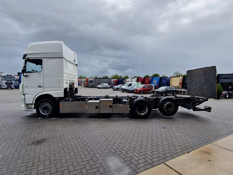 DAF XF 530 SuperSpaceCab 6x2*4 - Chassis 740 cm - Loadlift - Steering axle - Leather - - Cab chassis truck: picture 4 DAF XF 530 SuperSpaceCab 6x2*4 - Chassis 740 cm - Loadlift - Steering axle - Leather - - Cab chassis truck: picture 4