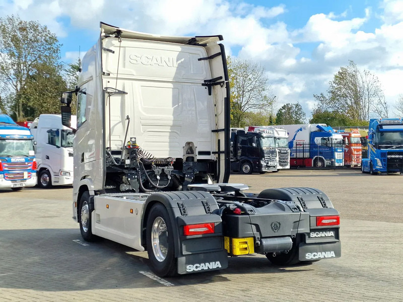 Scania 590S V8 NGS Highline 4x2 - New - Retarder - Leather - Alloy wheels Led - Navi - NEW! - Tractor unit: picture 5 Scania 590S V8 NGS Highline 4x2 - New - Retarder - Leather - Alloy wheels Led - Navi - NEW! - Tractor unit: picture 5