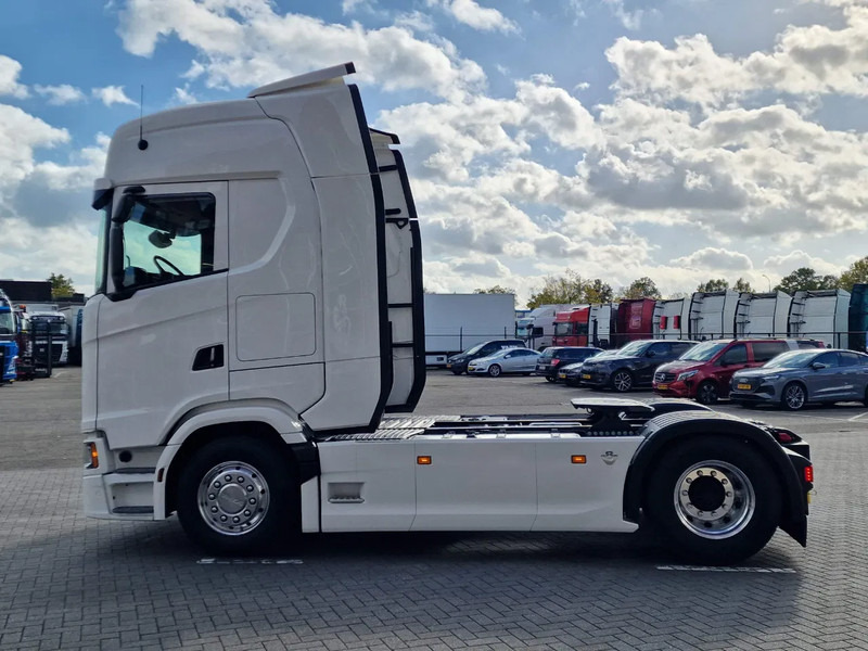Scania 590S V8 NGS Highline 4x2 - New - Retarder - Leather - Alloy wheels Led - Navi - NEW! - Tractor unit: picture 4 Scania 590S V8 NGS Highline 4x2 - New - Retarder - Leather - Alloy wheels Led - Navi - NEW! - Tractor unit: picture 4
