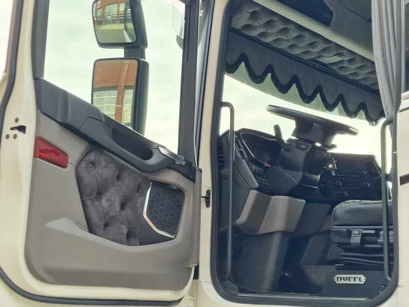 Scania T580 V8 Tuft Torpedo V8 - Custom exterior - Retarder - Full air - Show truck - Stack exhaust leasing Scania T580 V8 Tuft Torpedo V8 - Custom exterior - Retarder - Full air - Show truck - Stack exhaust: picture 11