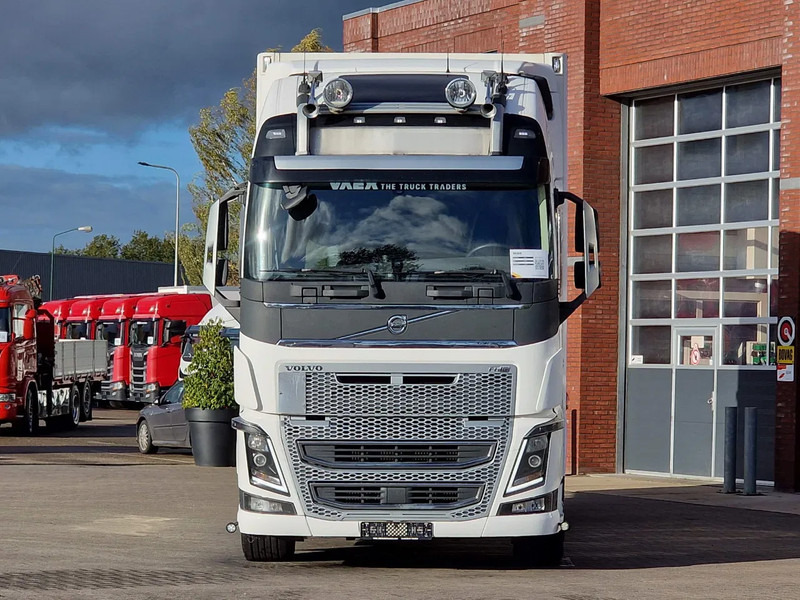 Volvo FH 16.750 Globetrotter XL 6x2 - Ekeri box with sidedoors - Retarder - 4.60 WB - Full air - Box truck: picture 2 Volvo FH 16.750 Globetrotter XL 6x2 - Ekeri box with sidedoors - Retarder - 4.60 WB - Full air - Box truck: picture 2