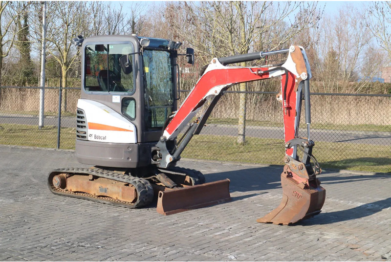 Bobcat E26 EM | BUCKET | QUICK COUPLER | DOZER BLADE - Mini excavator: picture 5 Bobcat E26 EM | BUCKET | QUICK COUPLER | DOZER BLADE - Mini excavator: picture 5