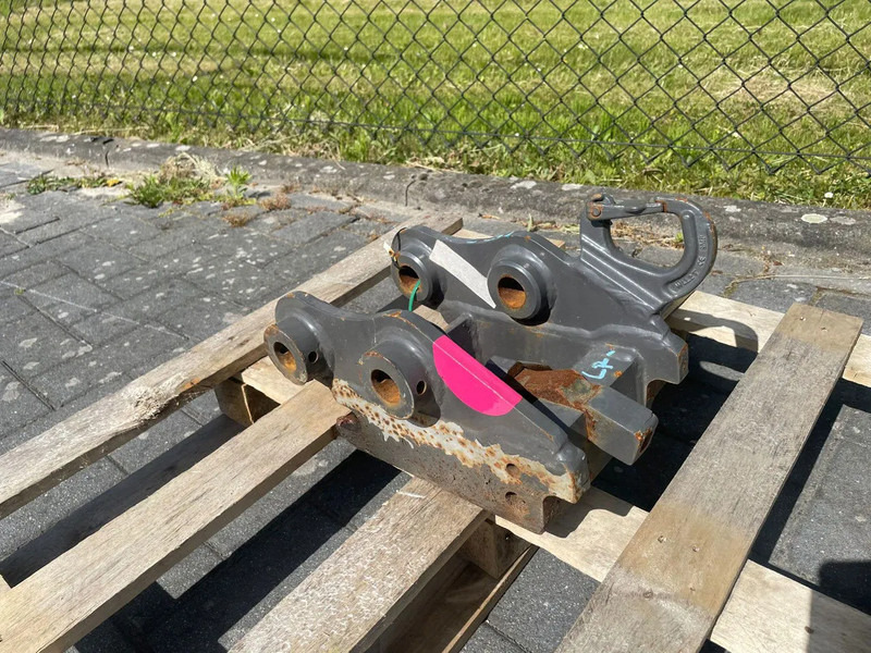 SMP S30 | HALF-AUTO QUICK COUPLER | SNELWISSEL | VOLVO EC18 - Quick coupler for Construction machinery: picture 1 SMP S30 | HALF-AUTO QUICK COUPLER | SNELWISSEL | VOLVO EC18 - Quick coupler for Construction machinery: picture 1