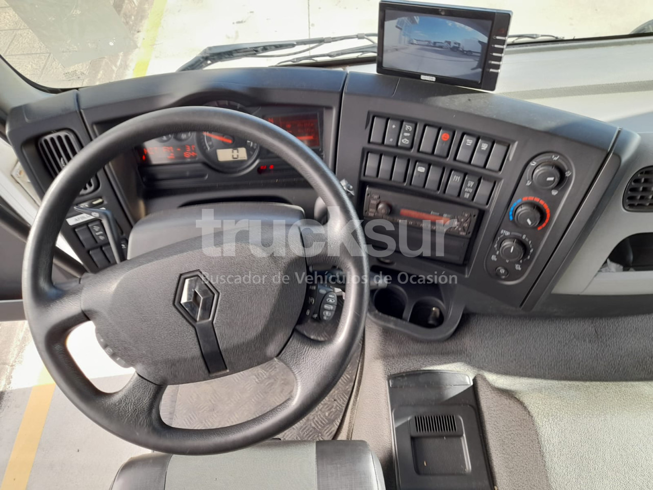 Interior photo 1: RENAULT D320 ejes 6x2*4 leasing RENAULT D320 ejes 6x2*4