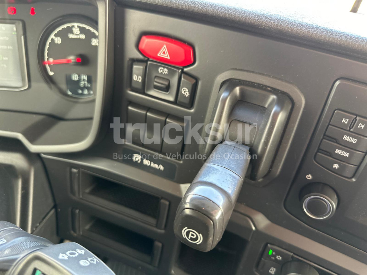 Curtainsider truck SCANIA R450.18: picture 35
