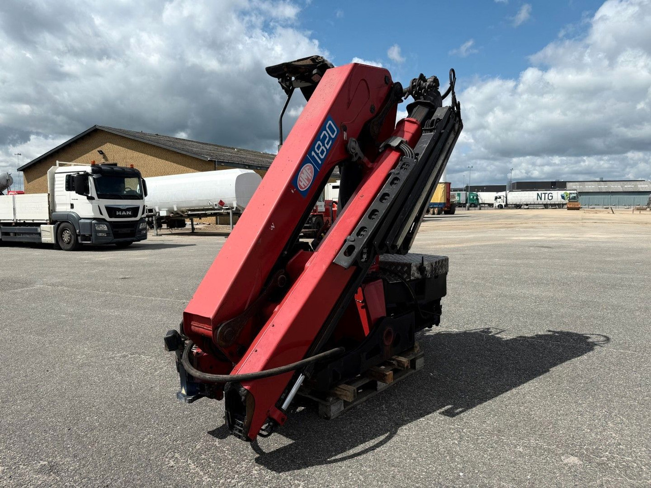 HMF 1820 K4 Remote control / Kran / Crane - Crane truck: picture 5 HMF 1820 K4 Remote control / Kran / Crane - Crane truck: picture 5