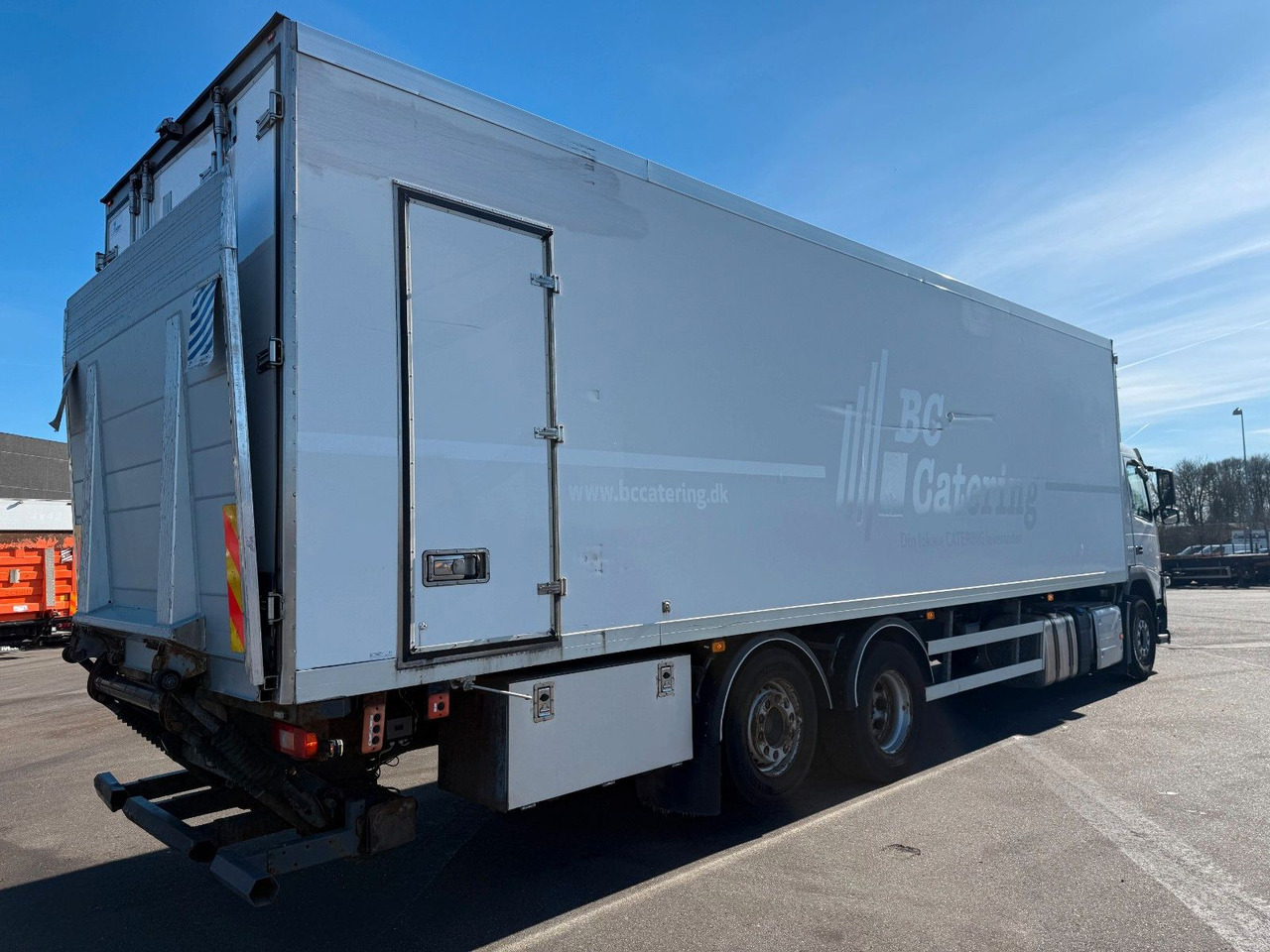 Volvo FM330 6x2*4 Carrier Supra 1250 Mt / 9.3 m Koffer - Refrigerator truck: picture 3 Volvo FM330 6x2*4 Carrier Supra 1250 Mt / 9.3 m Koffer - Refrigerator truck: picture 3