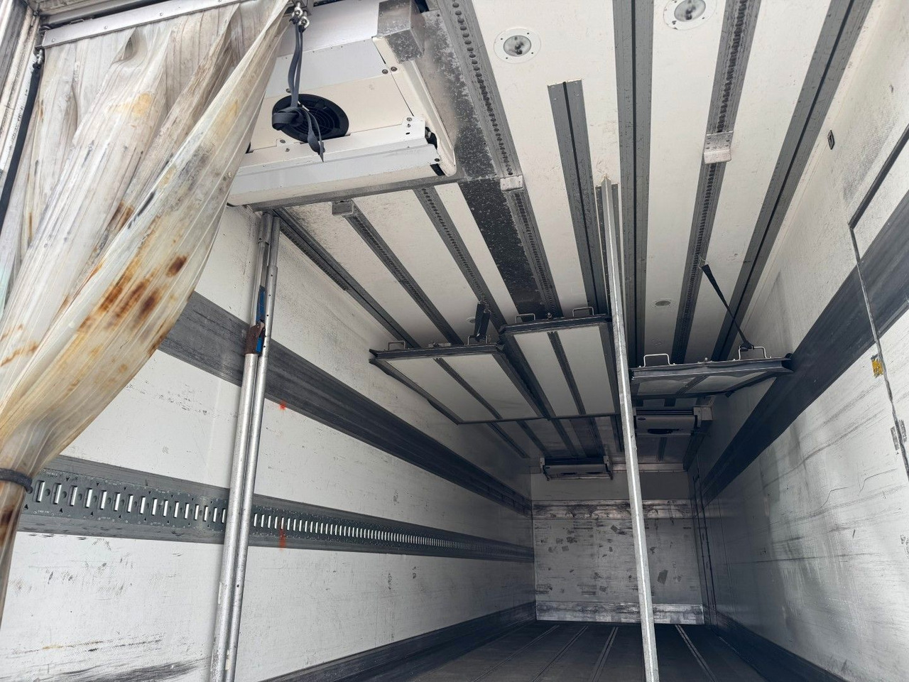 Refrigerator truck Volvo FM330 6x2*4 Carrier Supra 1250 Mt 9,9m (defekt f: picture 16