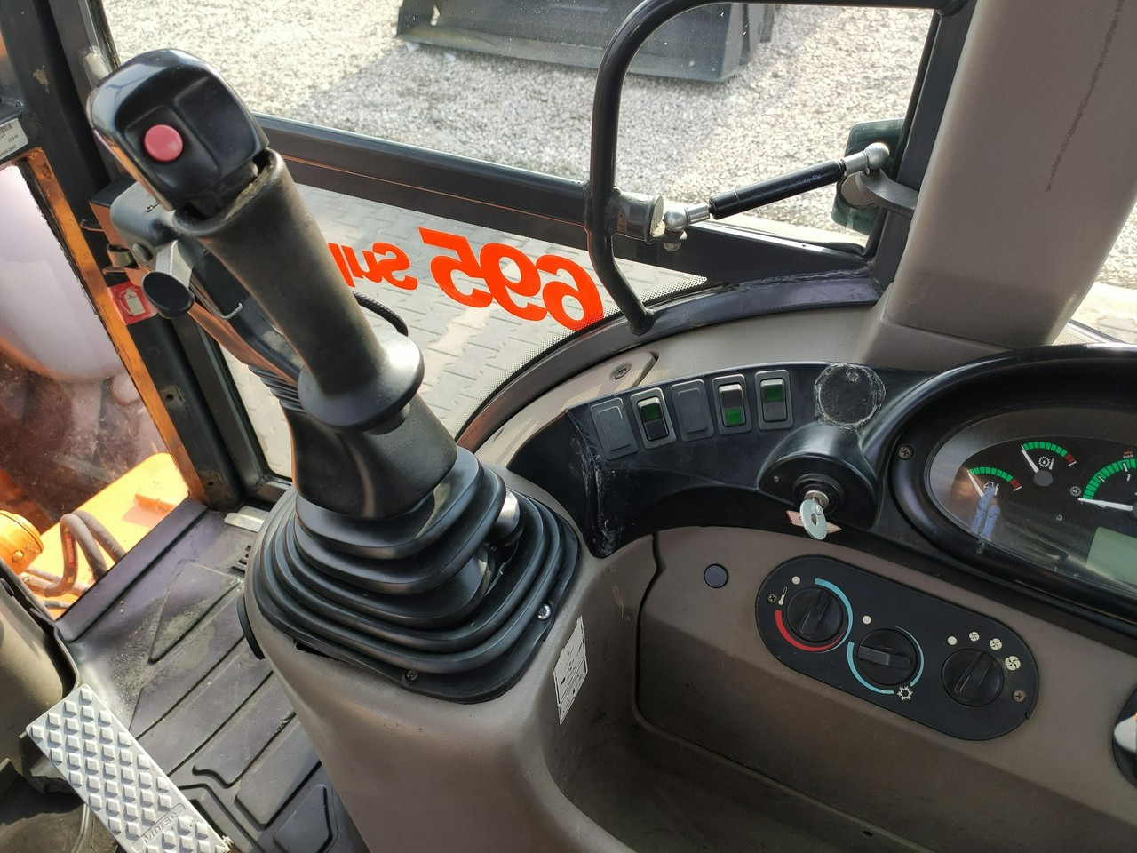Backhoe loader Case 695SR2-4PS: picture 25