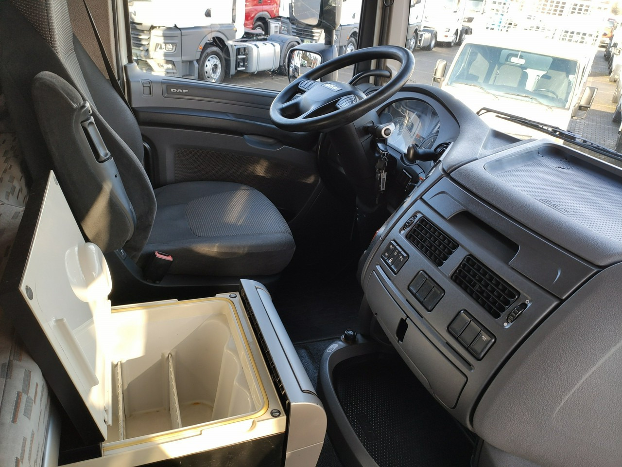 Tractor unit DAF XF 106.460 Euro 6 LowDeck Mega: picture 19