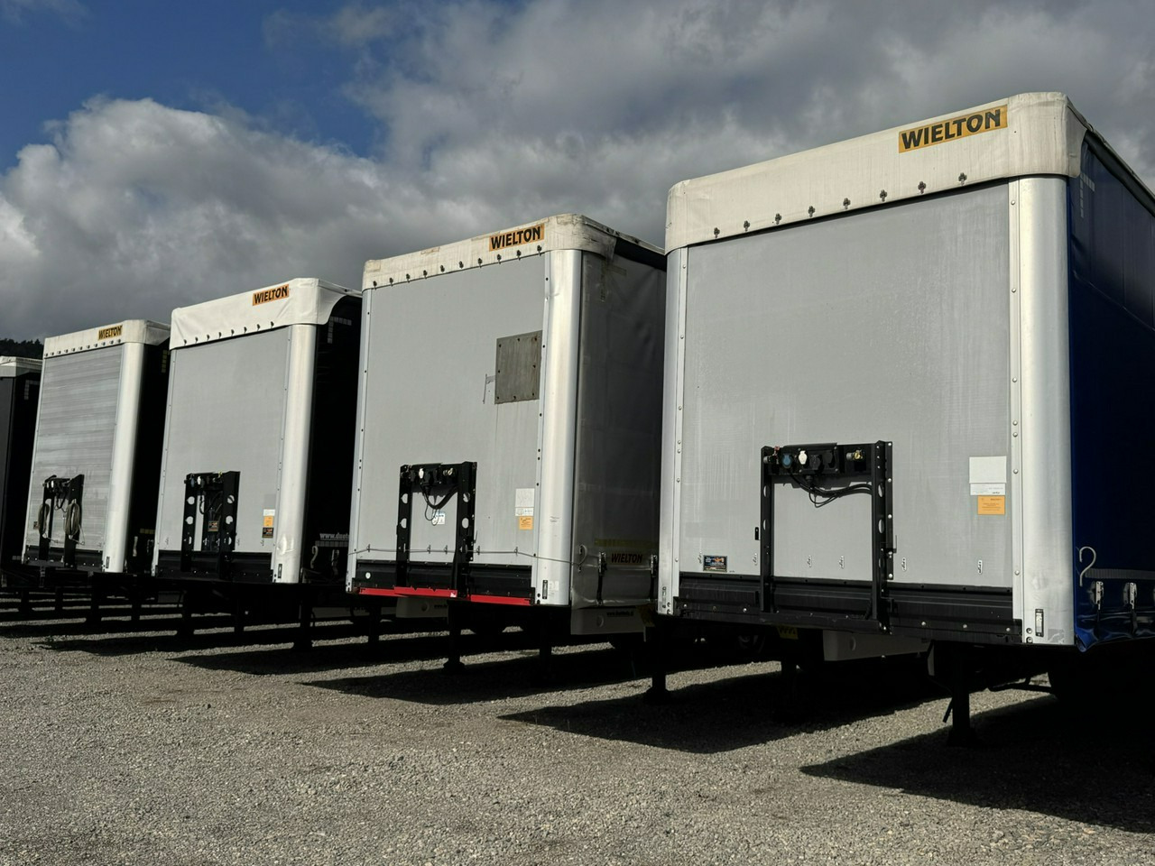 Wielton Standard Osie SAF - Curtainsider semi-trailer: picture 1 Wielton Standard Osie SAF - Curtainsider semi-trailer: picture 1