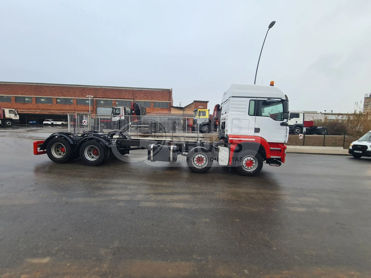 Camión MAN TGA 35.390 de ocasión + F800BXP.26 - Cab chassis truck: picture 2 Camión MAN TGA 35.390 de ocasión + F800BXP.26 - Cab chassis truck: picture 2