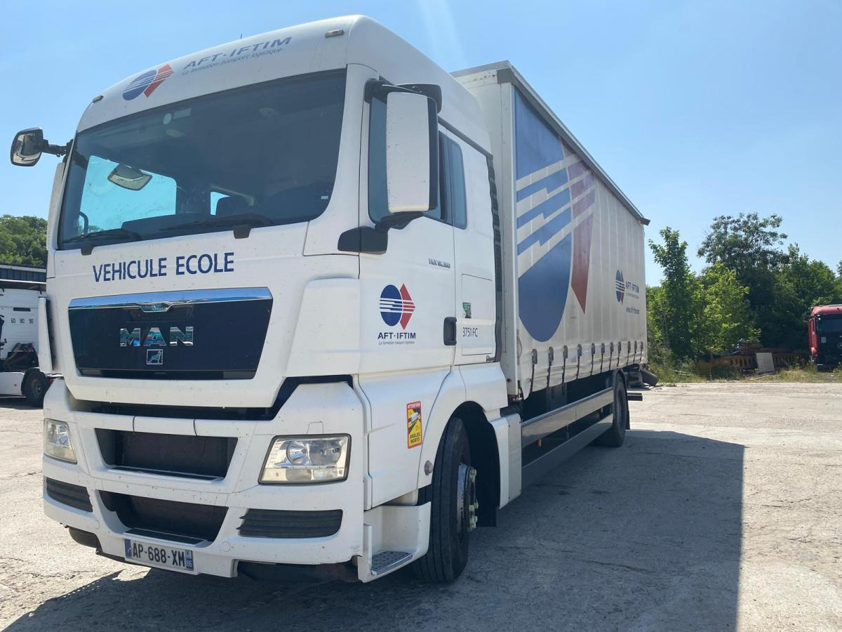 Curtainsider truck MAN TGX 18.360: picture 1