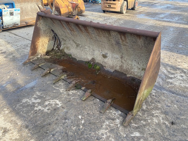 Case 580 - Loader bucket: picture 1 Case 580 - Loader bucket: picture 1