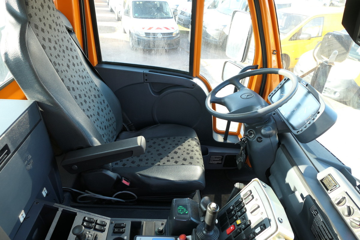 Interior photo 1: Tipper UNIMOG U400 Euro5 Typ 405 VarioPilot 6 Zylinder SFZ KOM