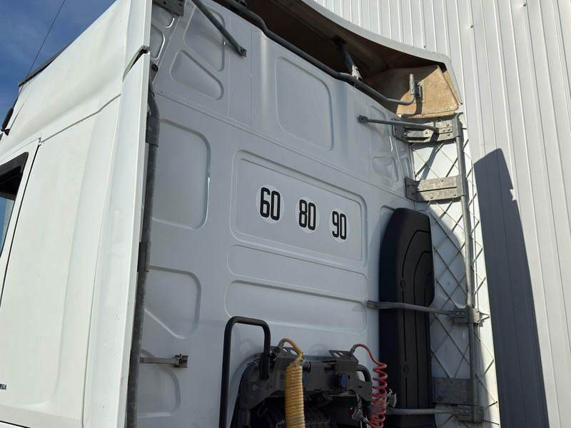 Tractor unit Renault Premium 460: picture 17