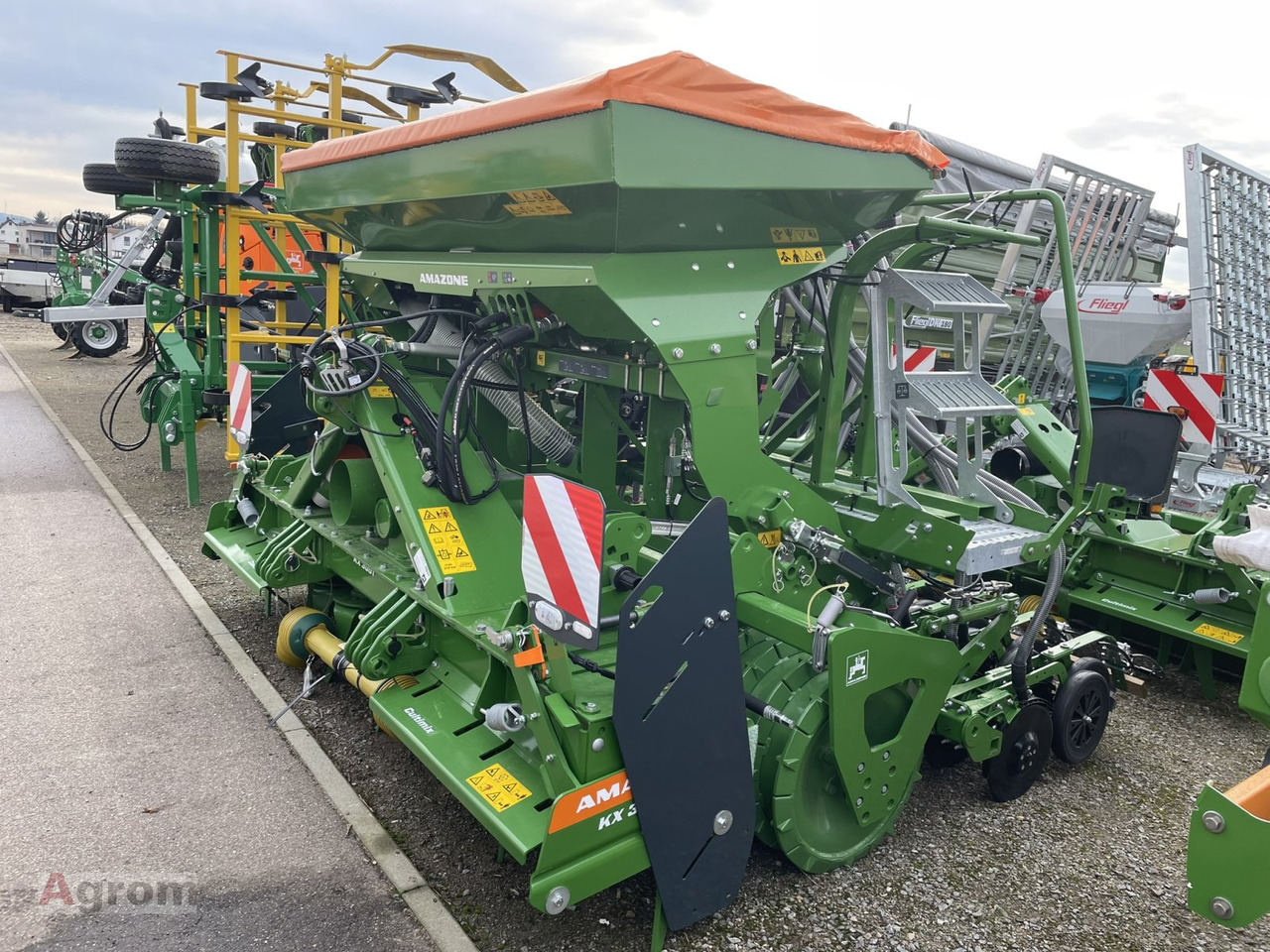 Amazone CENTAYA 3000 Spezial + KX 3001 - Combine seed drill: picture 2 Amazone CENTAYA 3000 Spezial + KX 3001 - Combine seed drill: picture 2