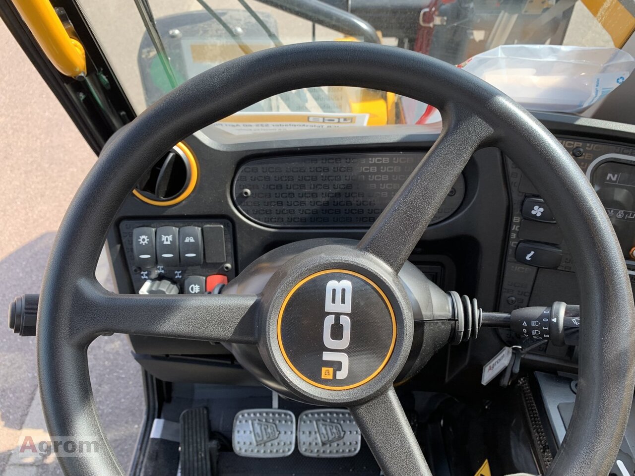 New Telescopic handler JCB 525-60 Agri Plus: picture 13