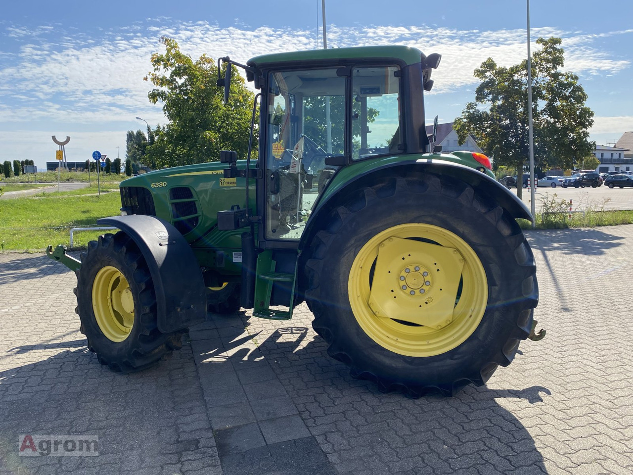 John Deere 6330 Standard - Farm tractor: picture 2 John Deere 6330 Standard - Farm tractor: picture 2