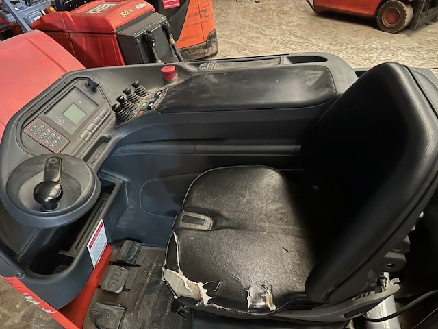 LINDE R-14-HD-01 - Reach truck: picture 3 LINDE R-14-HD-01 - Reach truck: picture 3
