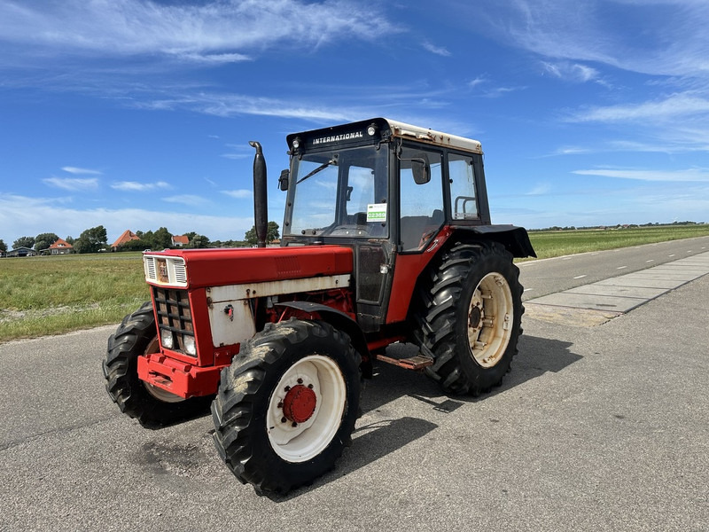 International 845 - Farm tractor: picture 1 International 845 - Farm tractor: picture 1