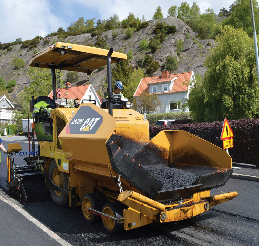 Caterpillar AP300F - Asphalt paver: picture 2 Caterpillar AP300F - Asphalt paver: picture 2