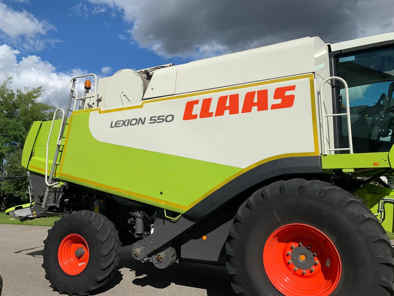 CLAAS Lexion 550 mit Schneidwerk V660, 3D und Klimaautomatik, gepflegter Zustand, Baujahr 2009 - Combine harvester: picture 4 CLAAS Lexion 550 mit Schneidwerk V660, 3D und Klimaautomatik, gepflegter Zustand, Baujahr 2009 - Combine harvester: picture 4