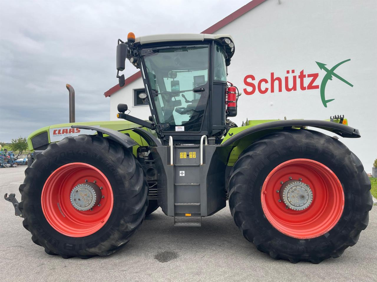 CLAAS Xerion 3800 Trac PTO mit GPS S3 mit Frontkraftheber und Heckzapfwelle, kommt vom Erstbesitzer, gepfl - Farm tractor: picture 5 CLAAS Xerion 3800 Trac PTO mit GPS S3 mit Frontkraftheber und Heckzapfwelle, kommt vom Erstbesitzer, gepfl - Farm tractor: picture 5