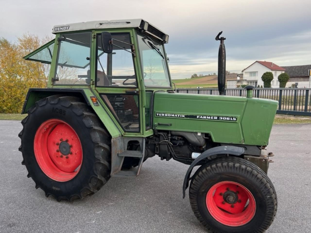 Fendt Farmer 306 LS, ca. 9516 Bh, Baujahr 1982 - Farm tractor: picture 5 Fendt Farmer 306 LS, ca. 9516 Bh, Baujahr 1982 - Farm tractor: picture 5