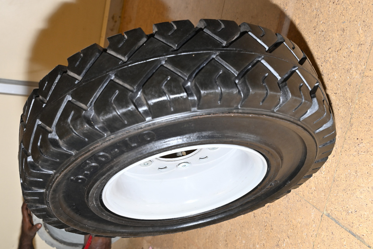EuroSolid 6.00-9 - Wheels and tires for Baggage tractor: picture 3 EuroSolid 6.00-9 - Wheels and tires for Baggage tractor: picture 3