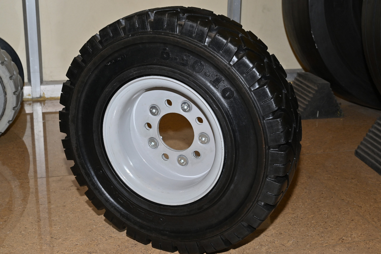 EuroSolid 7.00-12 - Wheel and tire package for Baggage tractor: picture 1 EuroSolid 7.00-12 - Wheel and tire package for Baggage tractor: picture 1