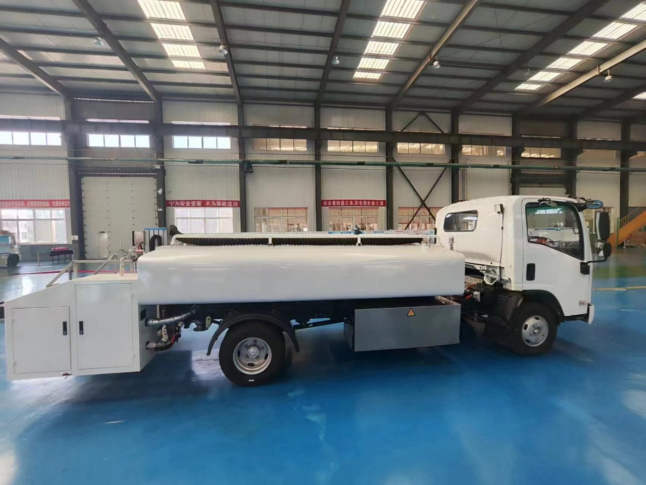 Toilet truck ISUZU - Lavatory service truck: picture 1 Toilet truck ISUZU - Lavatory service truck: picture 1