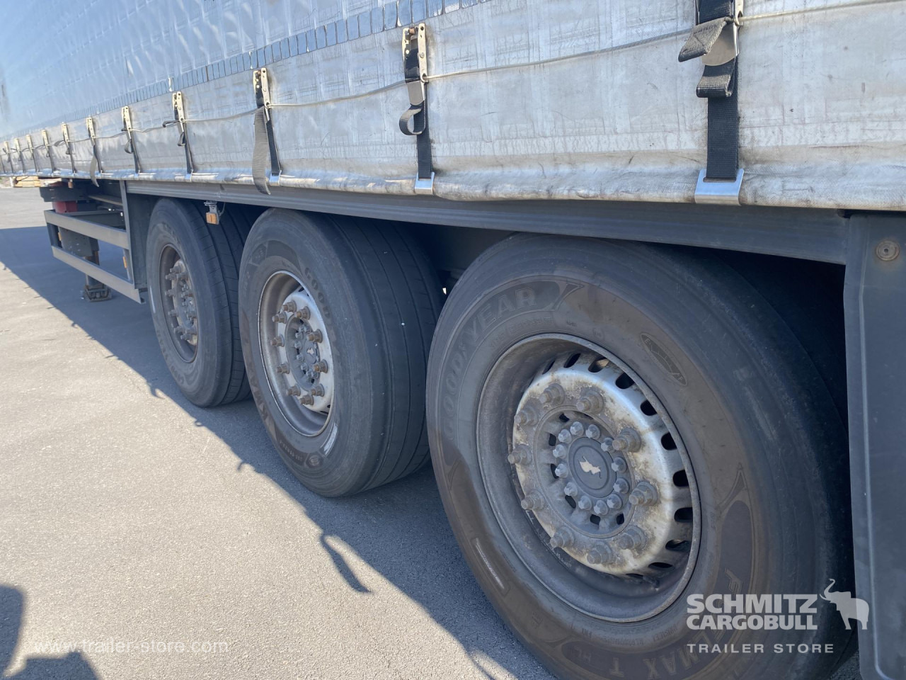 SCHMITZ Curtainsider Standard - Curtainsider semi-trailer: picture 4 SCHMITZ Curtainsider Standard - Curtainsider semi-trailer: picture 4