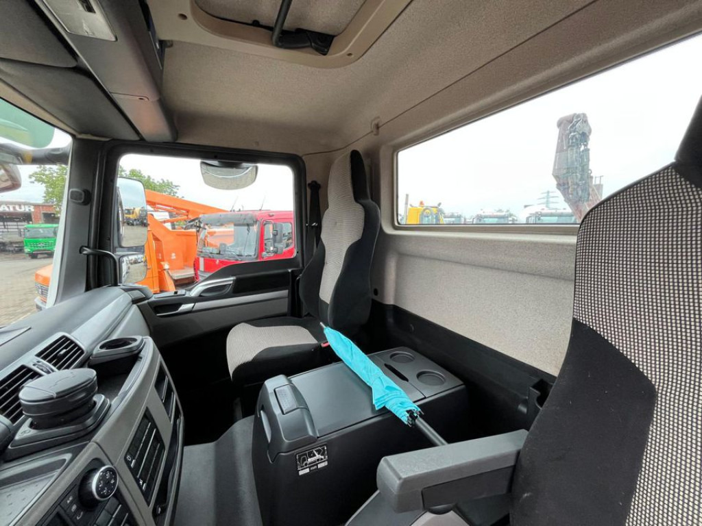 MAN TG-M 18.320 4x2 Absetzkipper Meiller, Funk - Skip loader truck: picture 2 MAN TG-M 18.320 4x2 Absetzkipper Meiller, Funk - Skip loader truck: picture 2