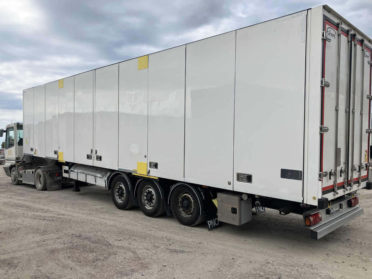 EKERI REEFER OPENSIDE - DOUPLESTOCK - HUCKEPACK - Refrigerator semi-trailer: picture 3 EKERI REEFER OPENSIDE - DOUPLESTOCK - HUCKEPACK - Refrigerator semi-trailer: picture 3