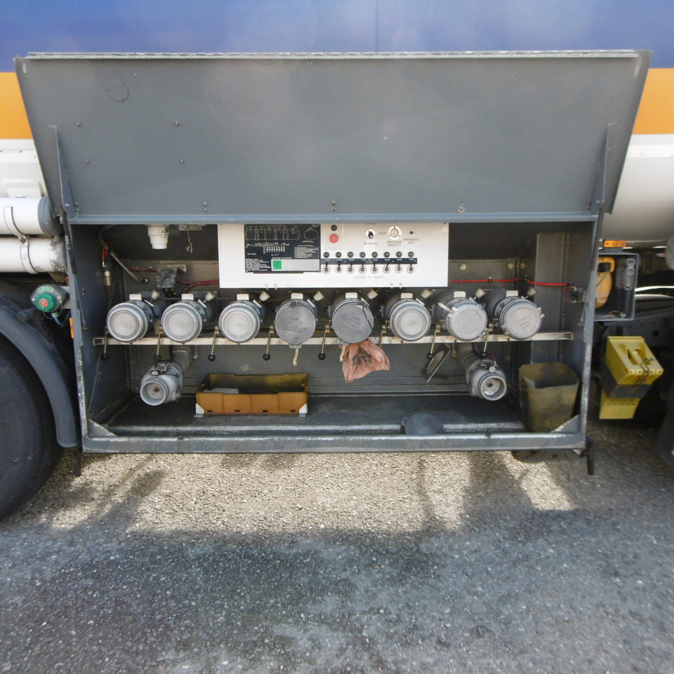 SACIM 8 Compartments Fuel tank - Tank semi-trailer: picture 5 SACIM 8 Compartments Fuel tank - Tank semi-trailer: picture 5