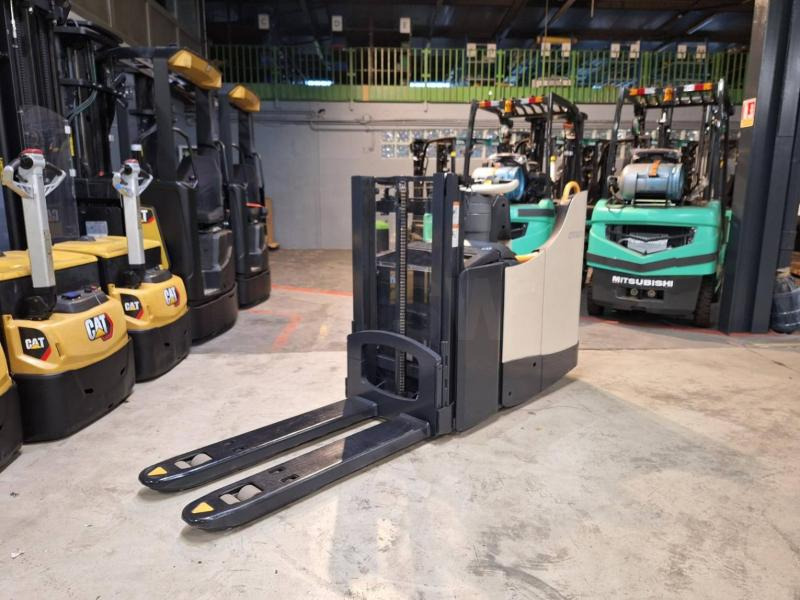 Crown DT3040 - Stacker: picture 2 Crown DT3040 - Stacker: picture 2