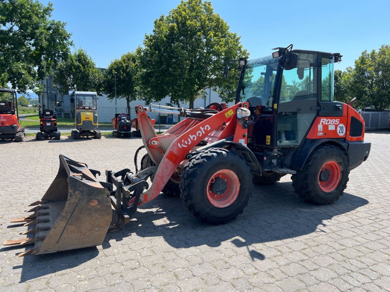 Kubota R 085, Bj 19, 1950 BH, SWE, Schaufel, Gabel - Wheel loader: picture 1 Kubota R 085, Bj 19, 1950 BH, SWE, Schaufel, Gabel - Wheel loader: picture 1