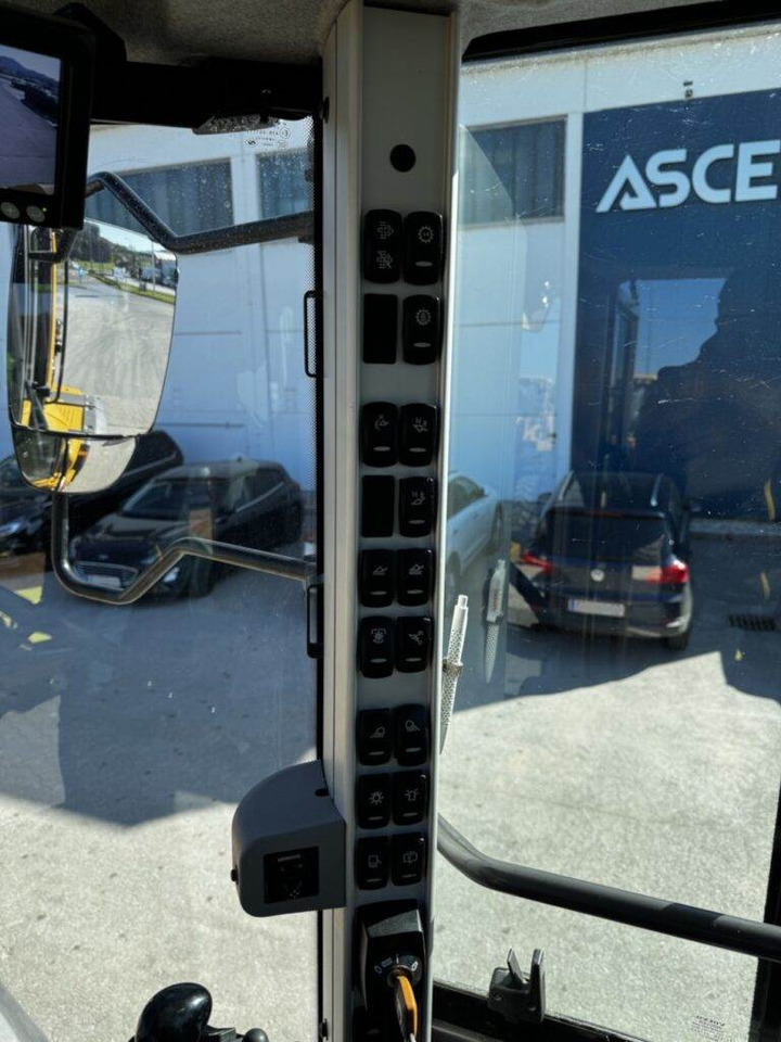 Wheel loader Volvo L90H: picture 17