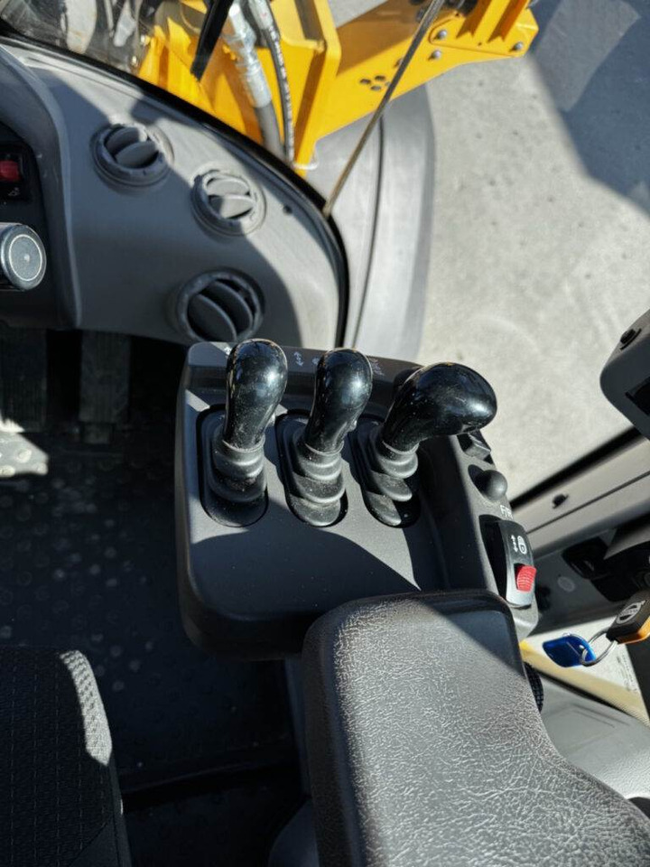 Wheel loader Volvo L90H: picture 16