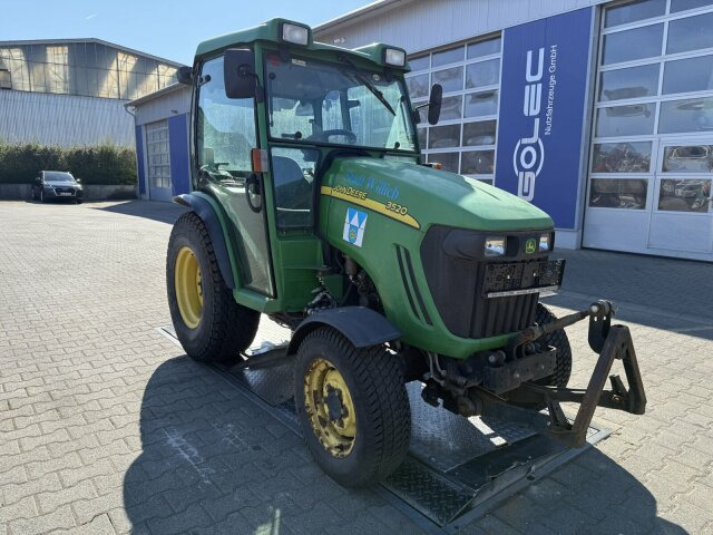 John Deere 3520 Kommunaltrak. Frontkraftheber Kuppeldreieck - Municipal tractor: picture 1 John Deere 3520 Kommunaltrak. Frontkraftheber Kuppeldreieck - Municipal tractor: picture 1