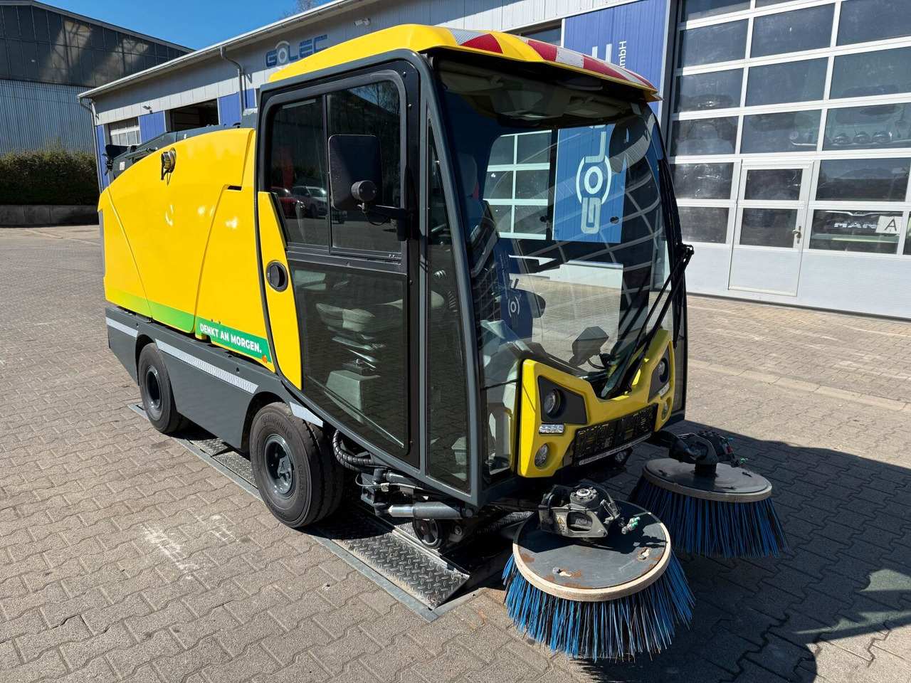 Johnston C202 Kleinkehrmaschine 2 M³ - 6.000 h - Road sweeper: picture 1 Johnston C202 Kleinkehrmaschine 2 M³ - 6.000 h - Road sweeper: picture 1