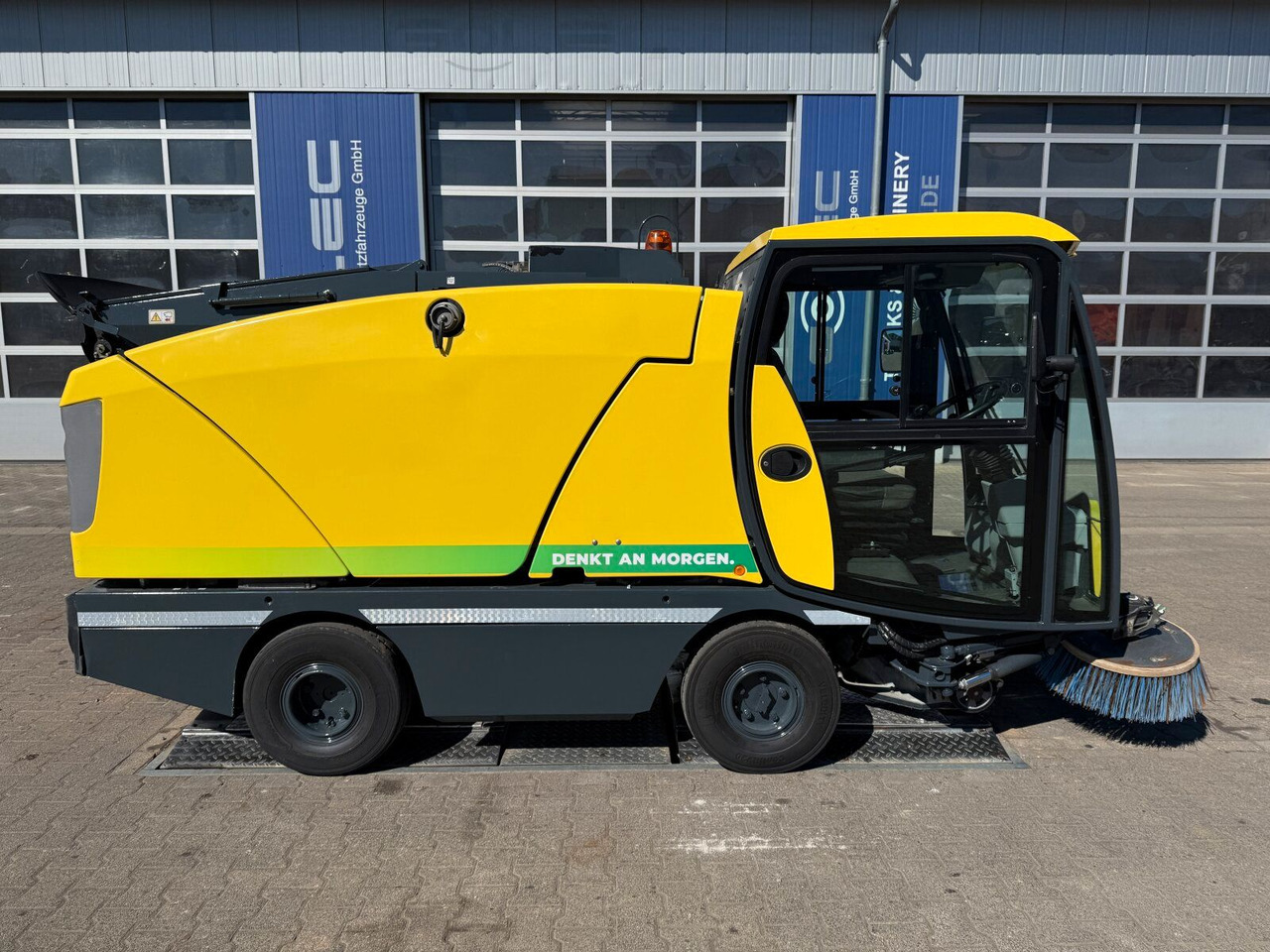 Johnston C202 Kleinkehrmaschine 2 M³ - 6.000 h - Road sweeper: picture 2 Johnston C202 Kleinkehrmaschine 2 M³ - 6.000 h - Road sweeper: picture 2