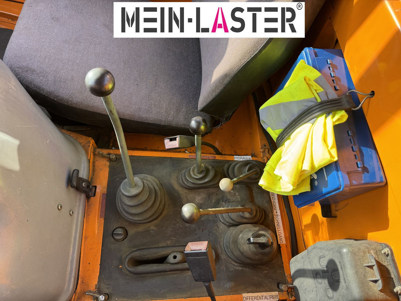 Crane truck, Dropside/ Flatbed truck Unimog U 1100 Atlas AK 3006 nur 14.215 km-1. Hand: picture 10 Crane truck, Dropside/ Flatbed truck Unimog U 1100 Atlas AK 3006 nur 14.215 km-1. Hand: picture 10