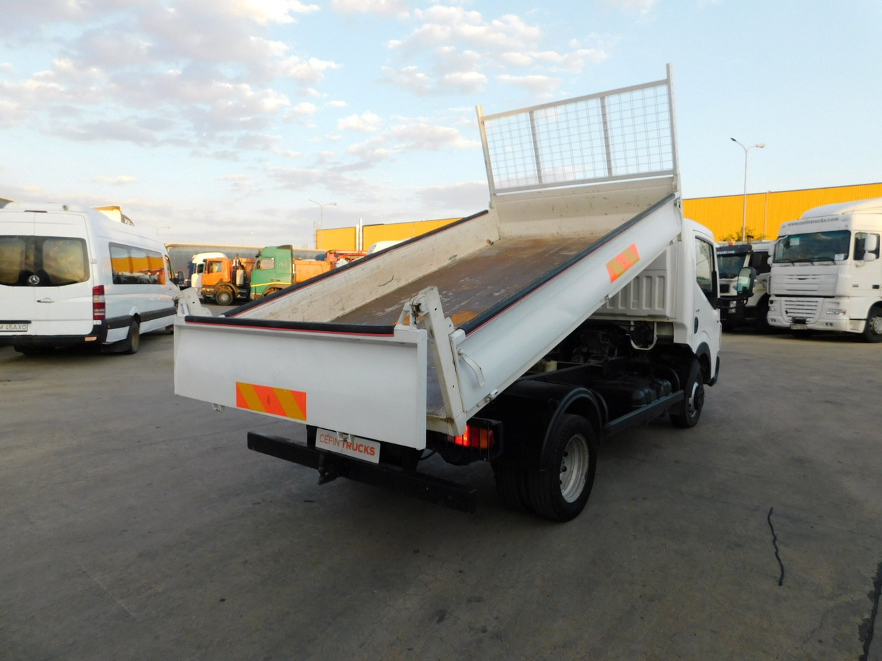 Renault Maxity - Tipper: picture 3 Renault Maxity - Tipper: picture 3