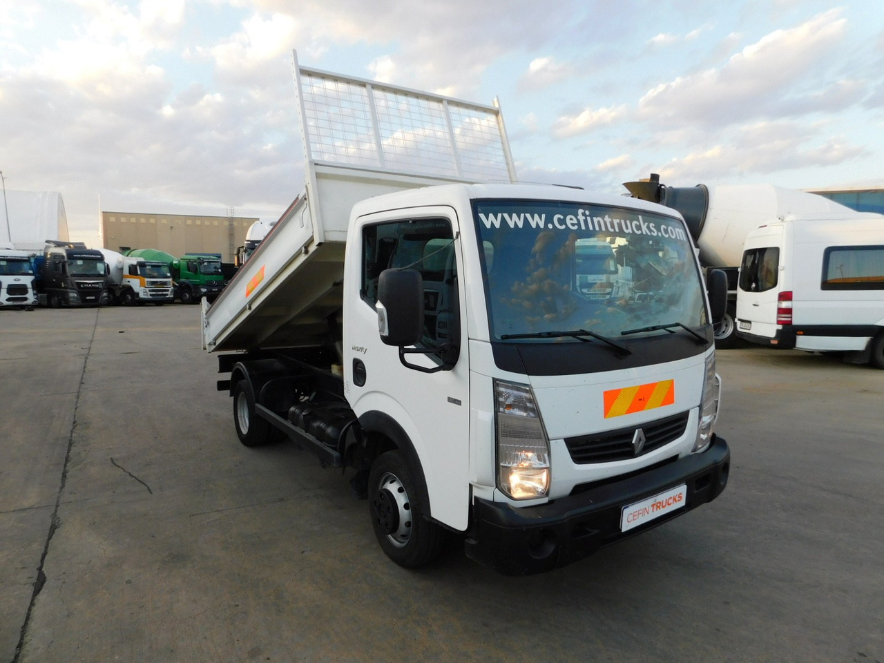 Renault Maxity - Tipper: picture 2 Renault Maxity - Tipper: picture 2