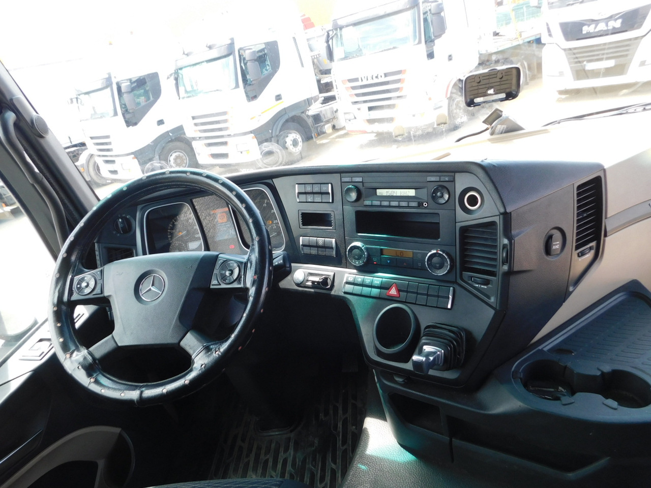 Interior photo 1: Tractor unit Mercedes Actros 1842 Interior photo 1: Tractor unit Mercedes Actros 1842